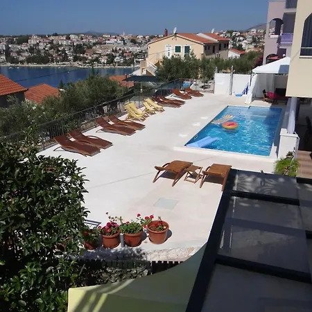 Pool Side With Sea View And Spacious Sun Deck A5 Трогір